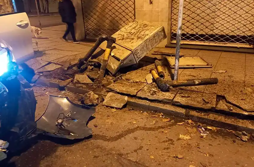 Borracho, un joven de 20 años se despistó y se "tragó" una cabina de luz