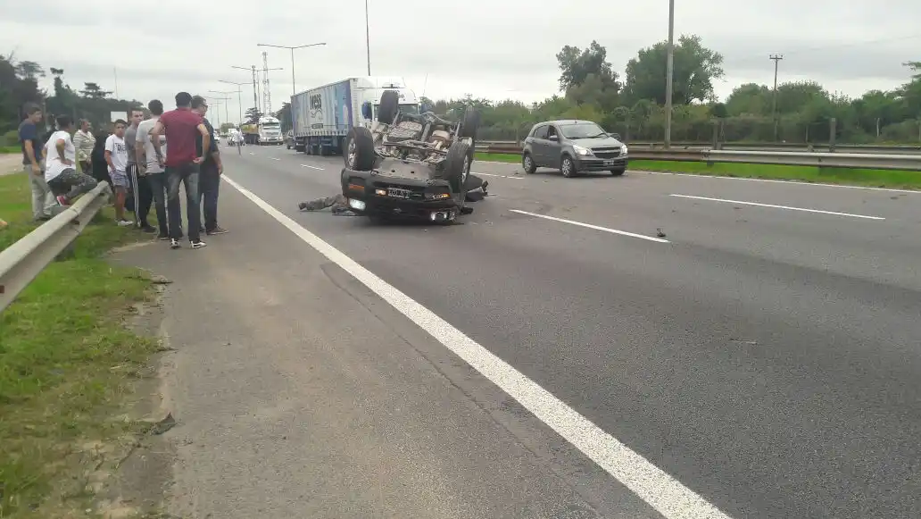 Accidente y vuelco en Panamericana altura Escobar
