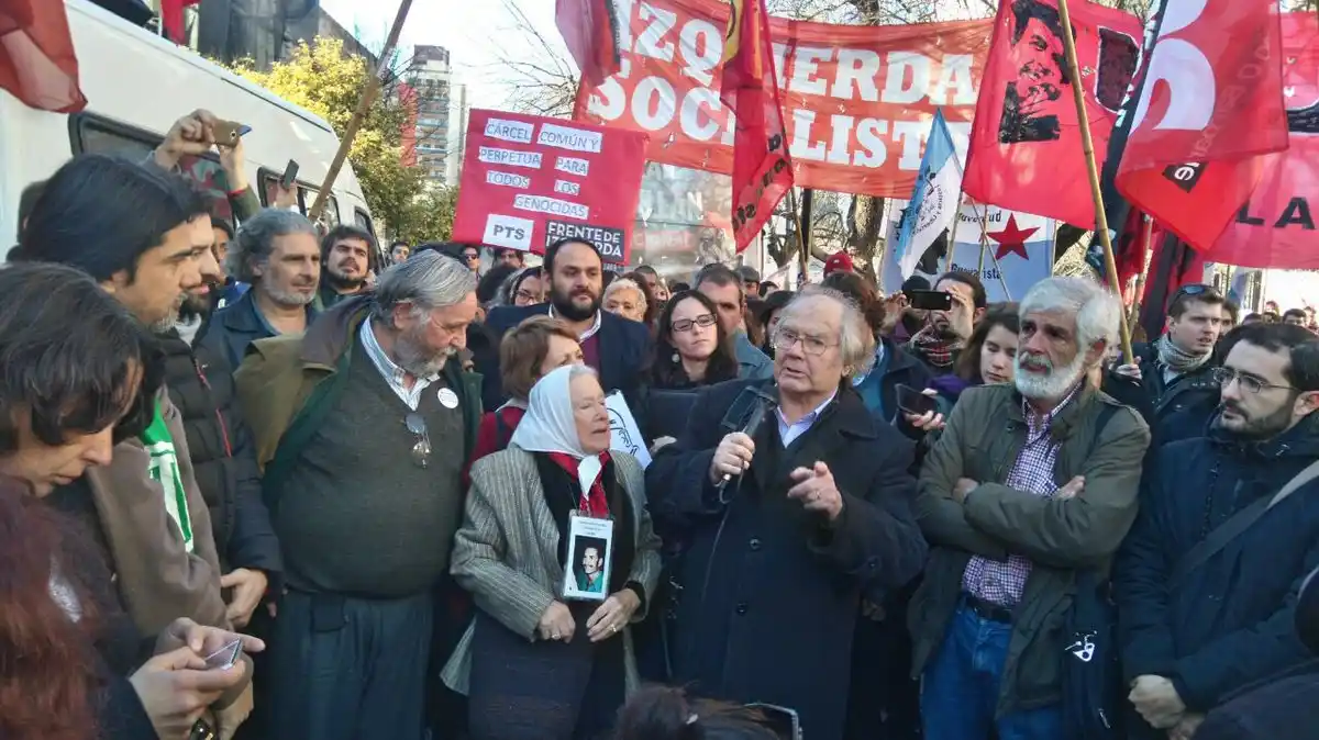 Masivo rechazo a la prisión domiciliaria para el represor Miguel Etchecolatz