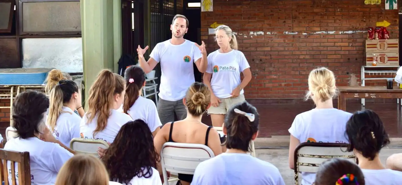 Diego Bustamante, fundador de Pata Pila, en una charla con las voluntarias-