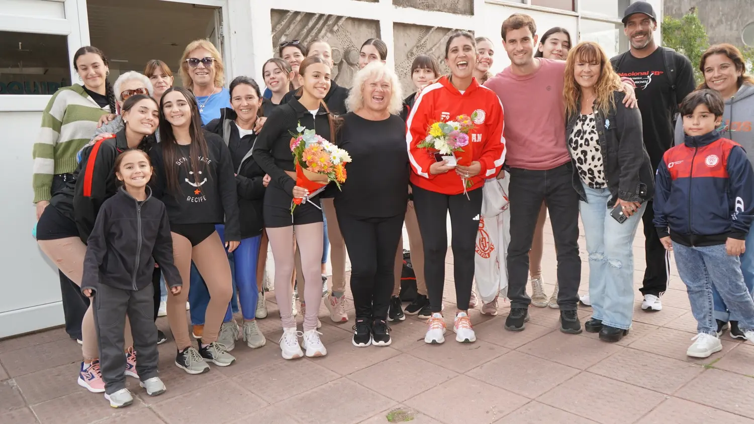 Eliana Otero junto a familiares, entrenadores y autoridades del Club Huracán
