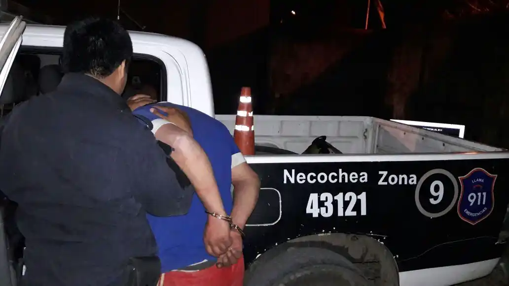 Día de furia: amenazó al padre y a los policías con un hacha    