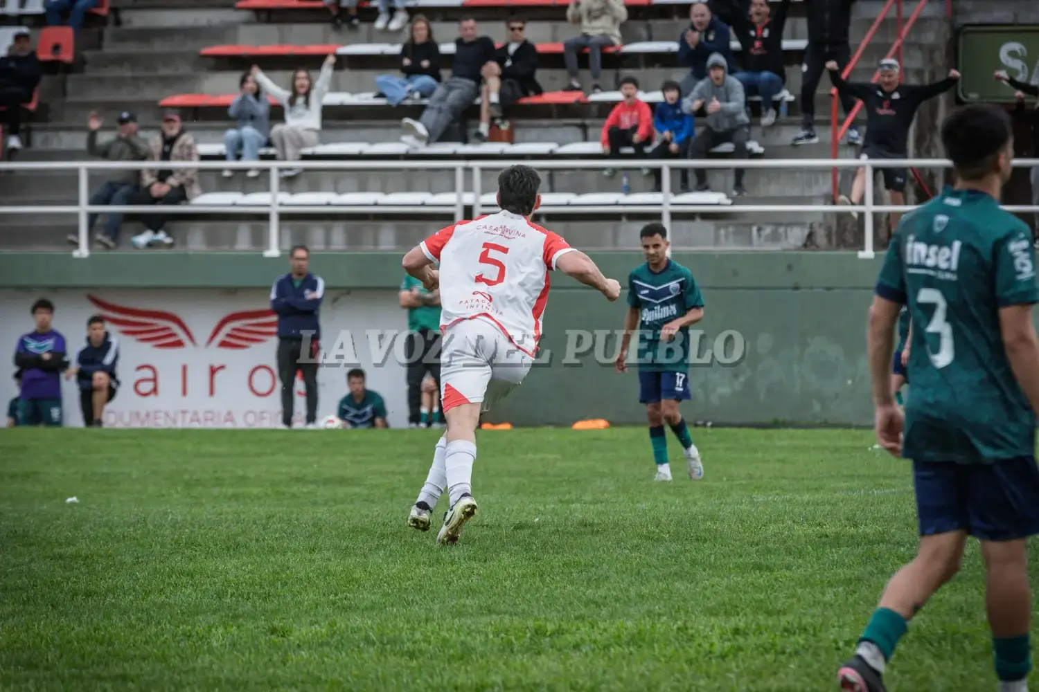 Lautaro Domínguez ya convirtió el segundo gol de Huracán e inicia el festejo, sobre el final del partido (Foto de Ale Zygal)