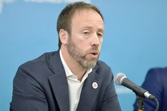 "Nación tiene acumulados 1.3 billones de pesos que son de las provincias y no los distribuyó", alerta el ministro López