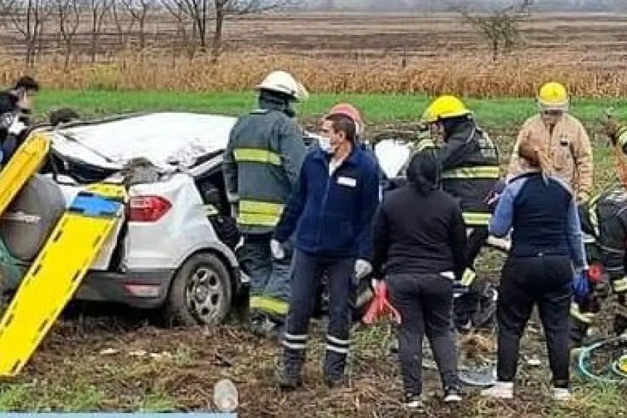 Dos mujeres quedaron atrapadas tras el vuelco del auto en el cual se trasladaban