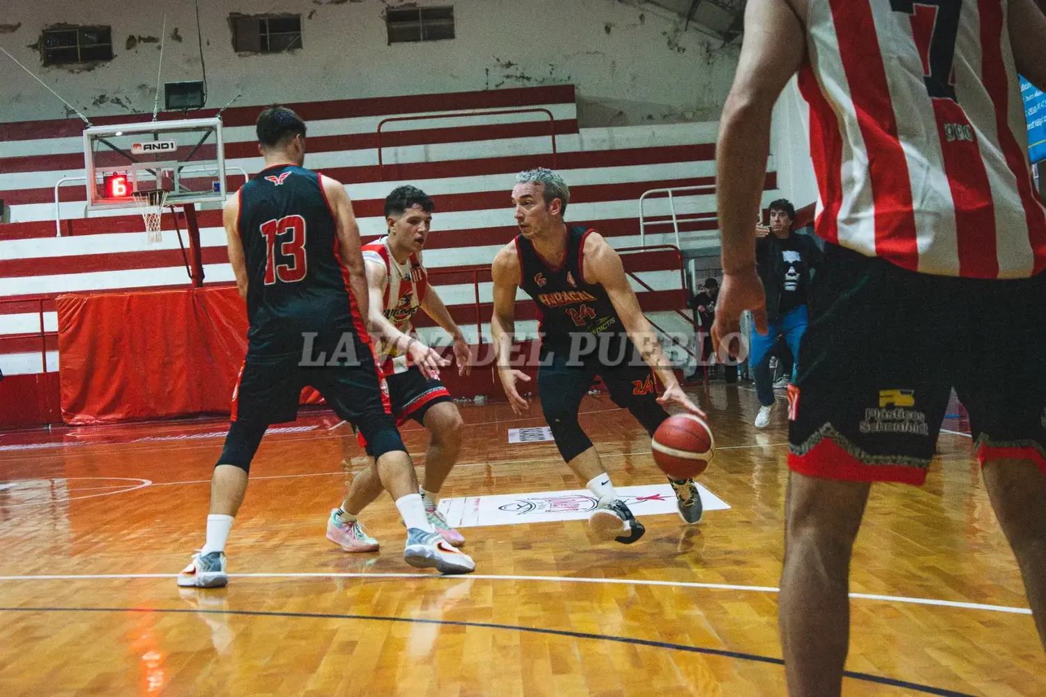 Agustín Apreda se quiere filtrar en el perimetro ante la marca de San Román, obstruye al marcador Torres (13)