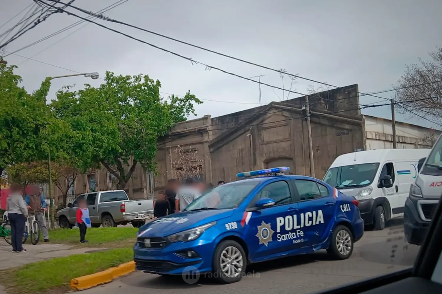 Fuerte choque en barrio Villa Rosas: tuvieron que trasladar hasta el Hospital "Dr. Jaime Ferré" a una motociclista