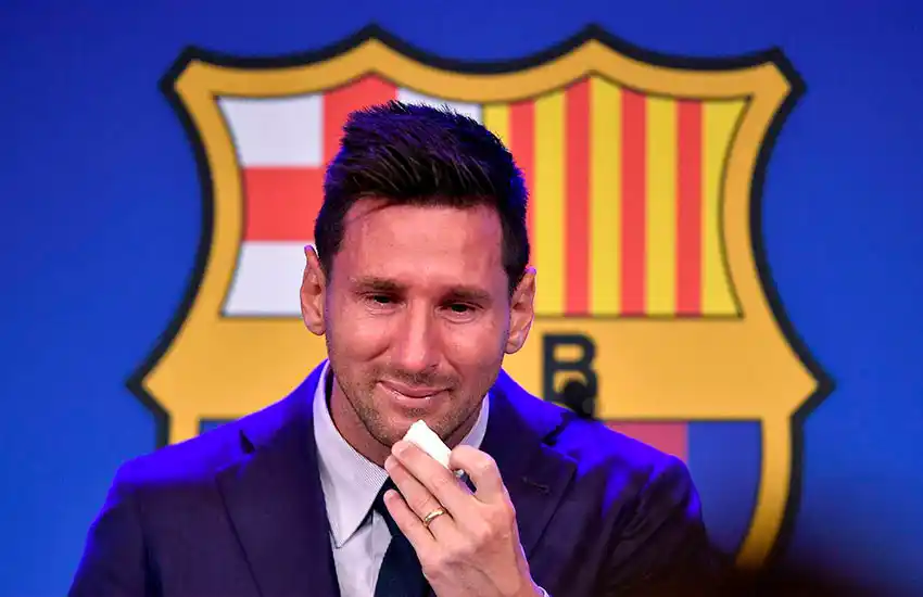 Insólito: ponen a la venta el supuesto pañuelo con el que Messi se secó las lágrimas en su despedida del Barcelona