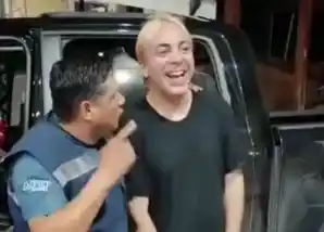 Cristian Castro bajó de su vehículo y cantó con un empleado en el paso fronterizo de Clorinda a Paraguay