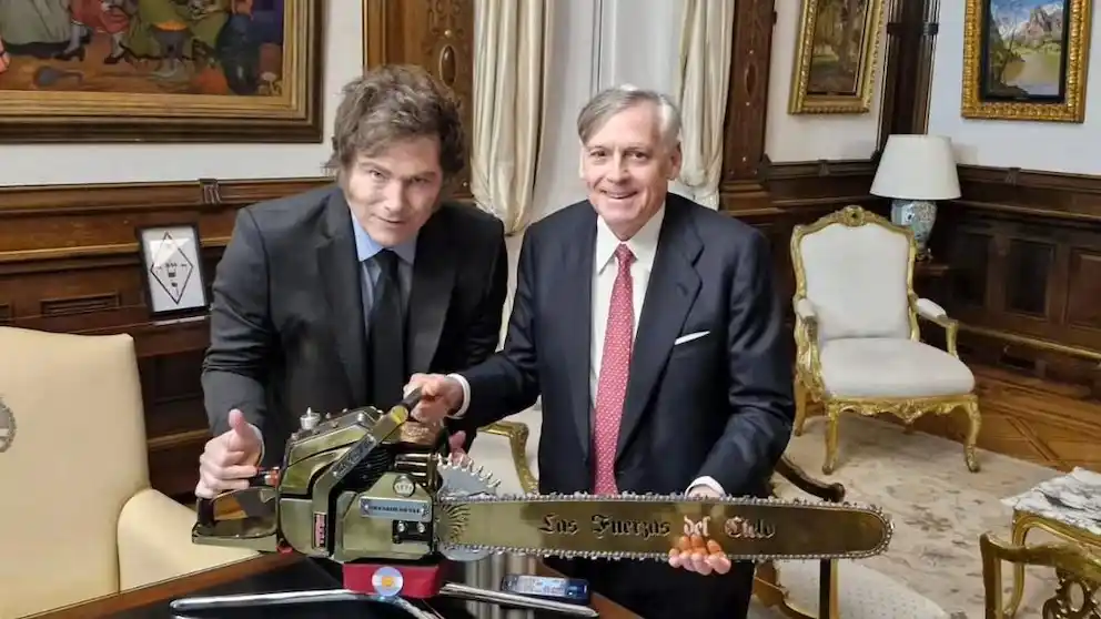 Javier Milei y Jesús Huerta de Soto con la clásica motosierra libertaria.