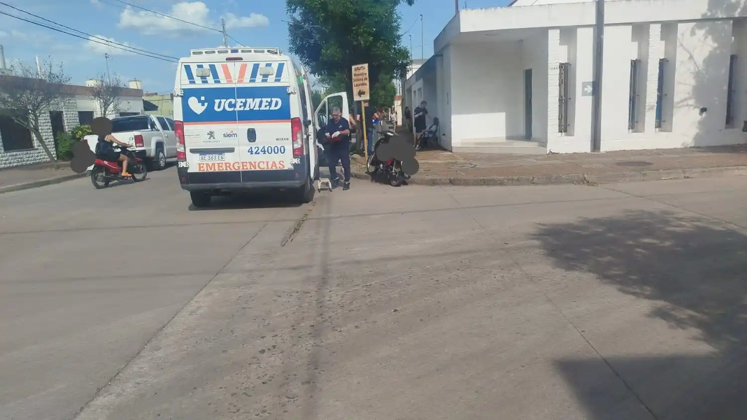Choque entre una moto y una camioneta dejó dos jóvenes con heridas