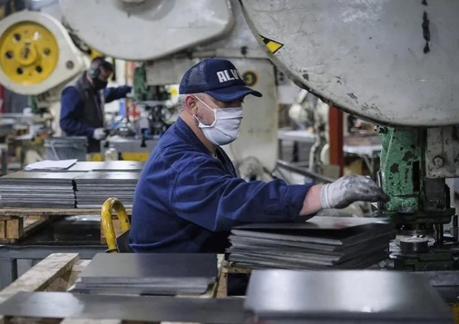 La industria creció en mayo 11,9% interanual y la construcción 19,9%