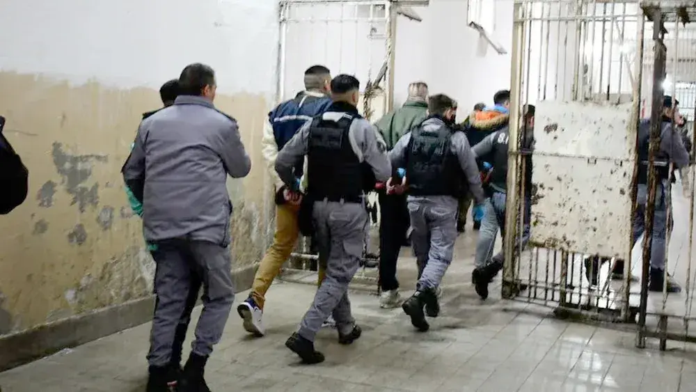 Con los traslados a Marcos Paz, queda apenas un centenar de detenidos en la cárcel de Villa Devoto.