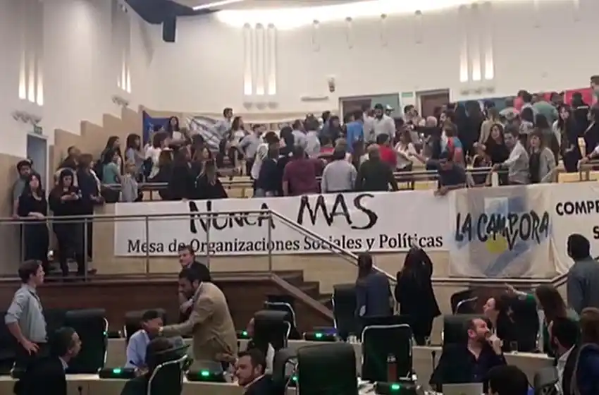 Bajo un clima de tensión y en una acalorada discusión, se aprobó la emergencia social