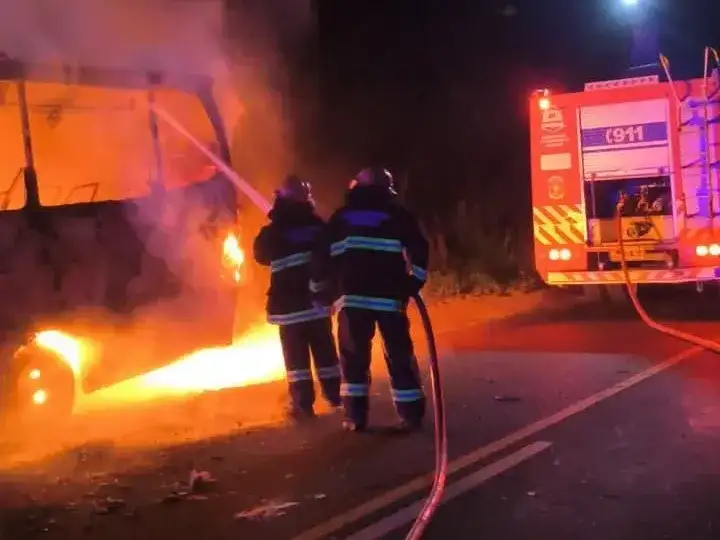 Pirané: intenso operativo policial y de bomberos por el incendio de un colectivo