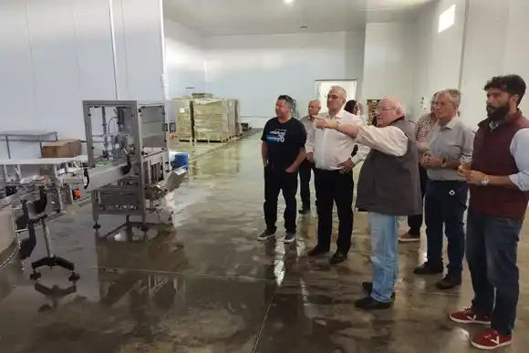 Calvo visitó la planta de alimentos Clucelat