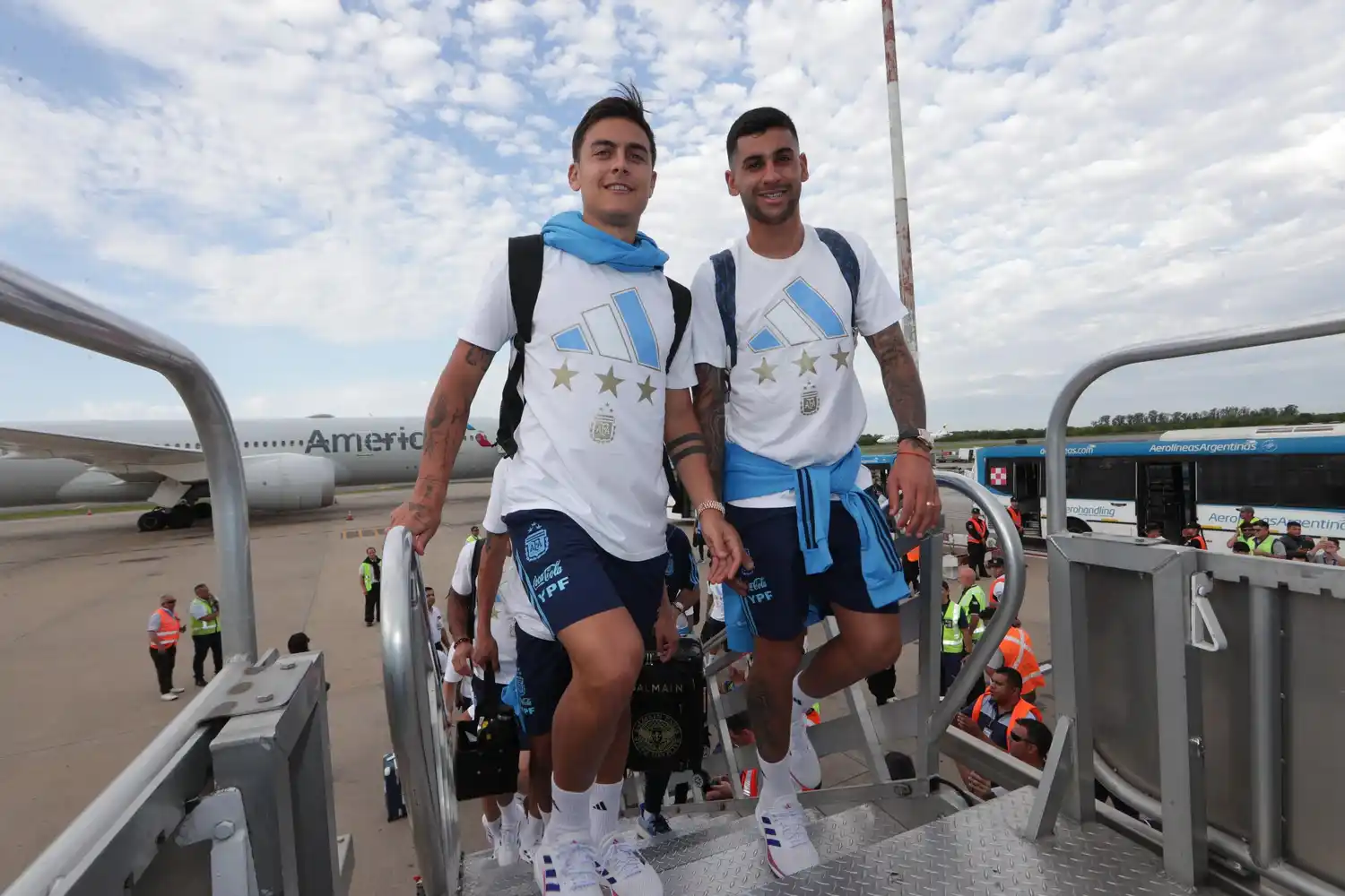 Dybala y Romero, con las tres estrellas rumbo a Brasil.