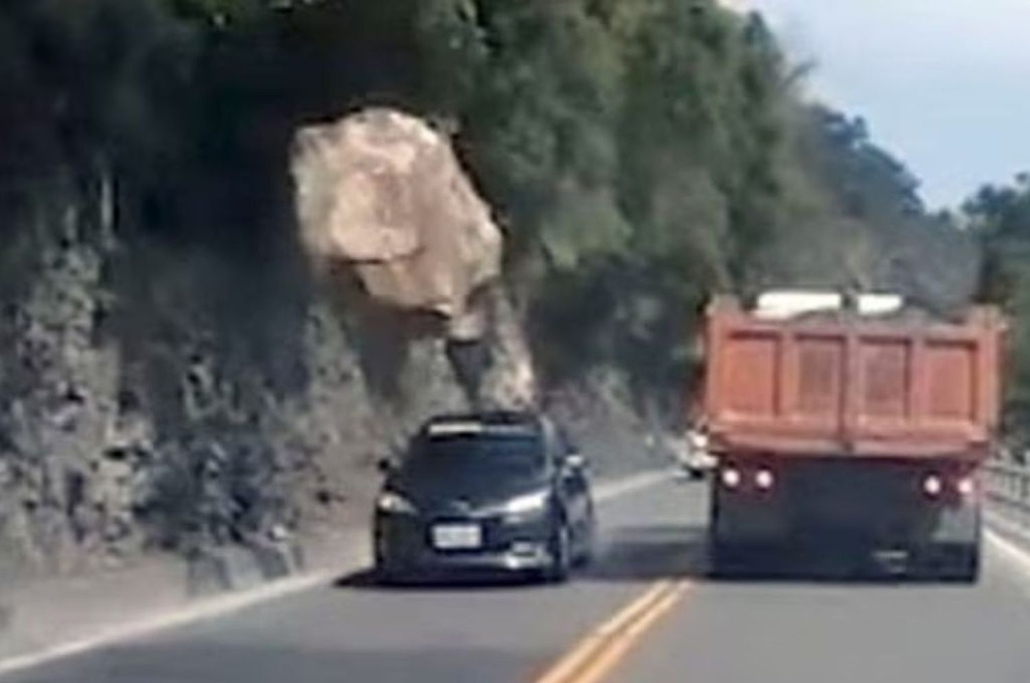Video: se desprendió una gigantesca roca y aplastó varios autos en una ruta de la India