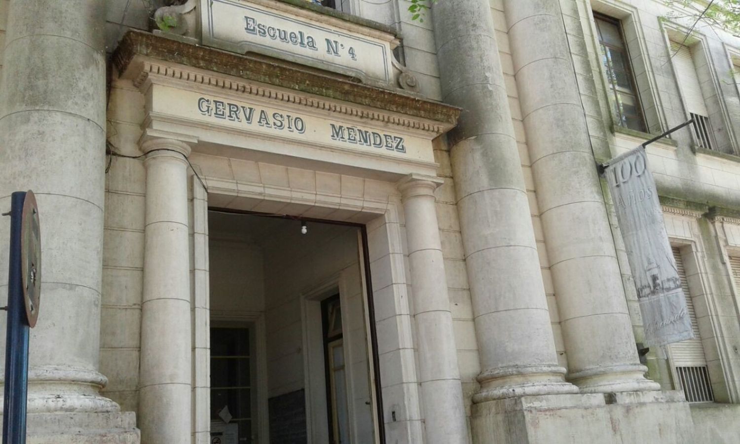 Una mujer amenazó con un arma que sería de juguete a una docente de la escuela Gervasio Méndez