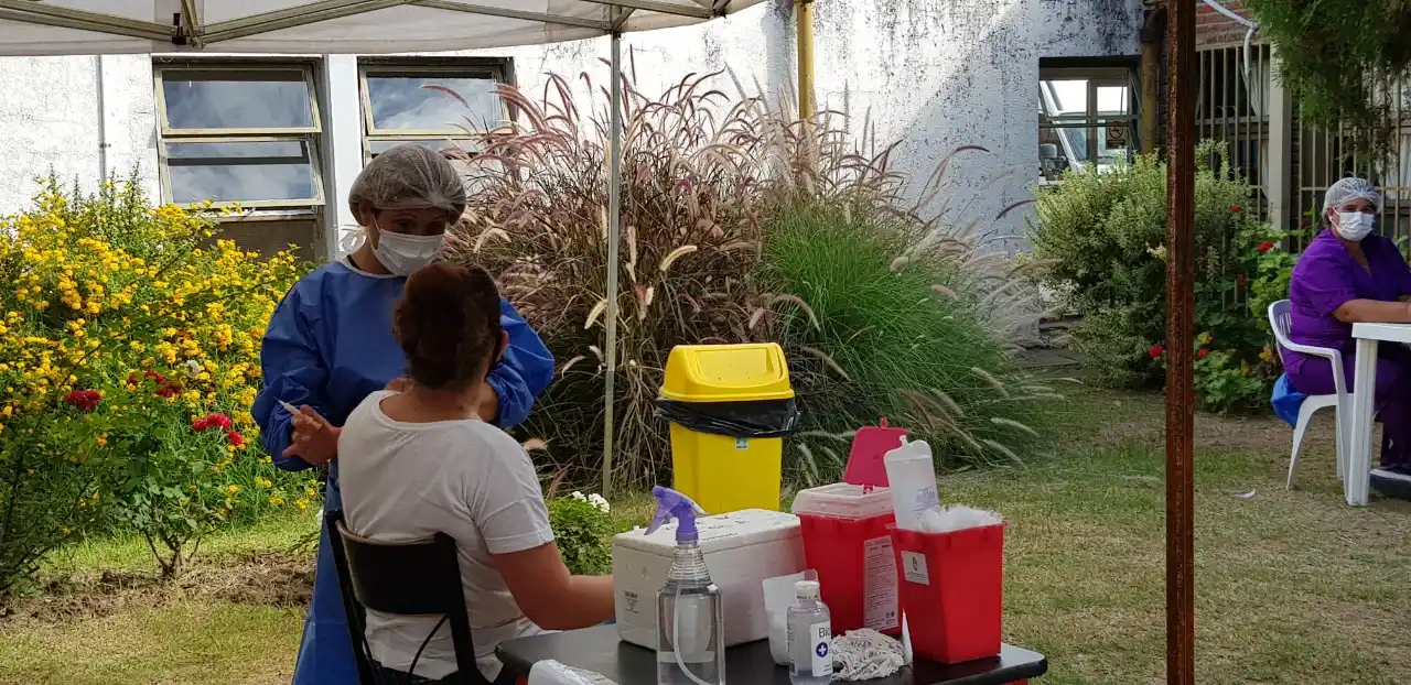 Vacunación contra el coronavirus: aplican remanente de AstraZeneca en el Hospital y aguardan la llegada de más dosis