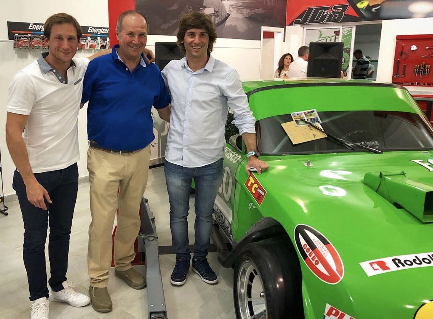 Necochea recibió el Falcon de “Johnny”