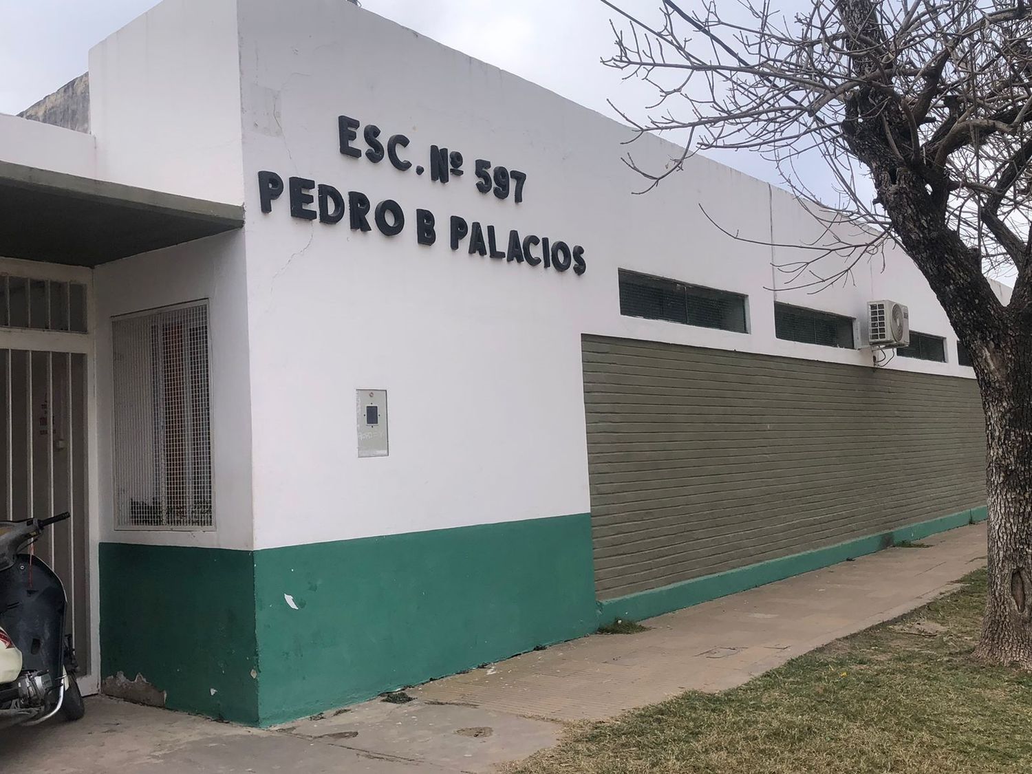 A la escuela del barrio La Cortada solo le dejaron la carcasa de cuatro aires acondicionados