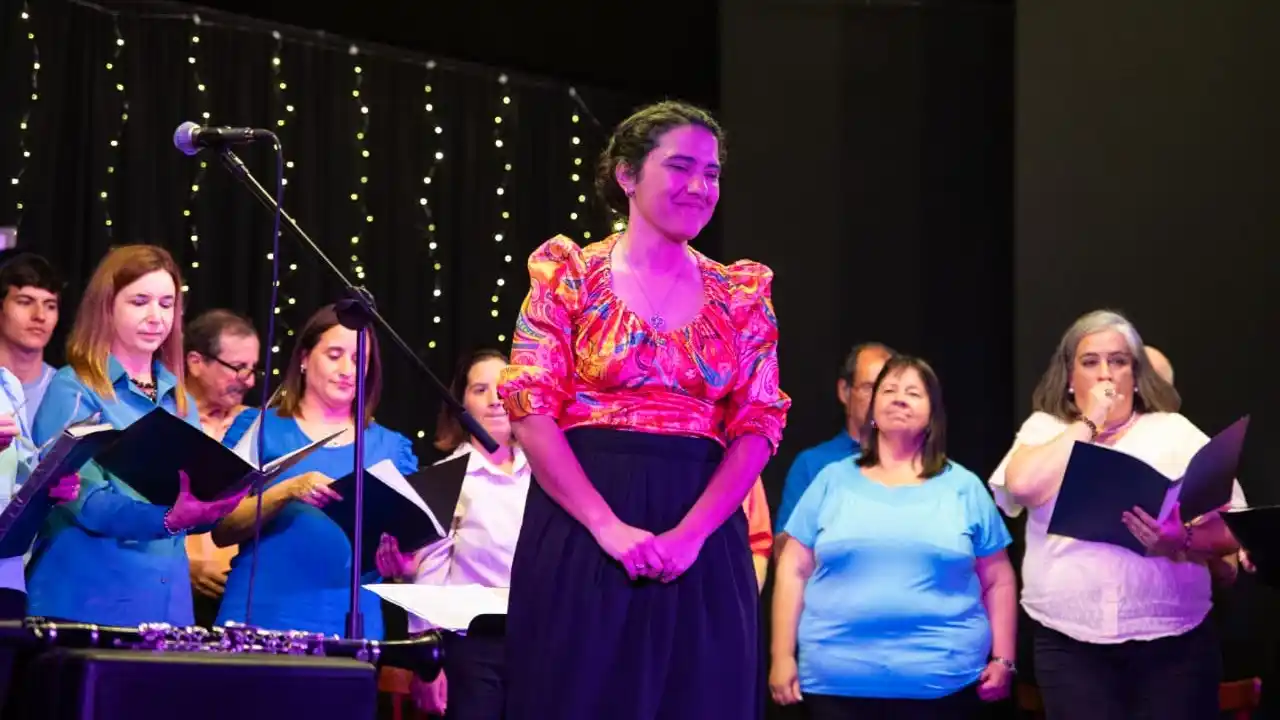 El Coro de la Iglesia Reformada y su directora Belén Altamirano (Fotos de Marcos Abad)