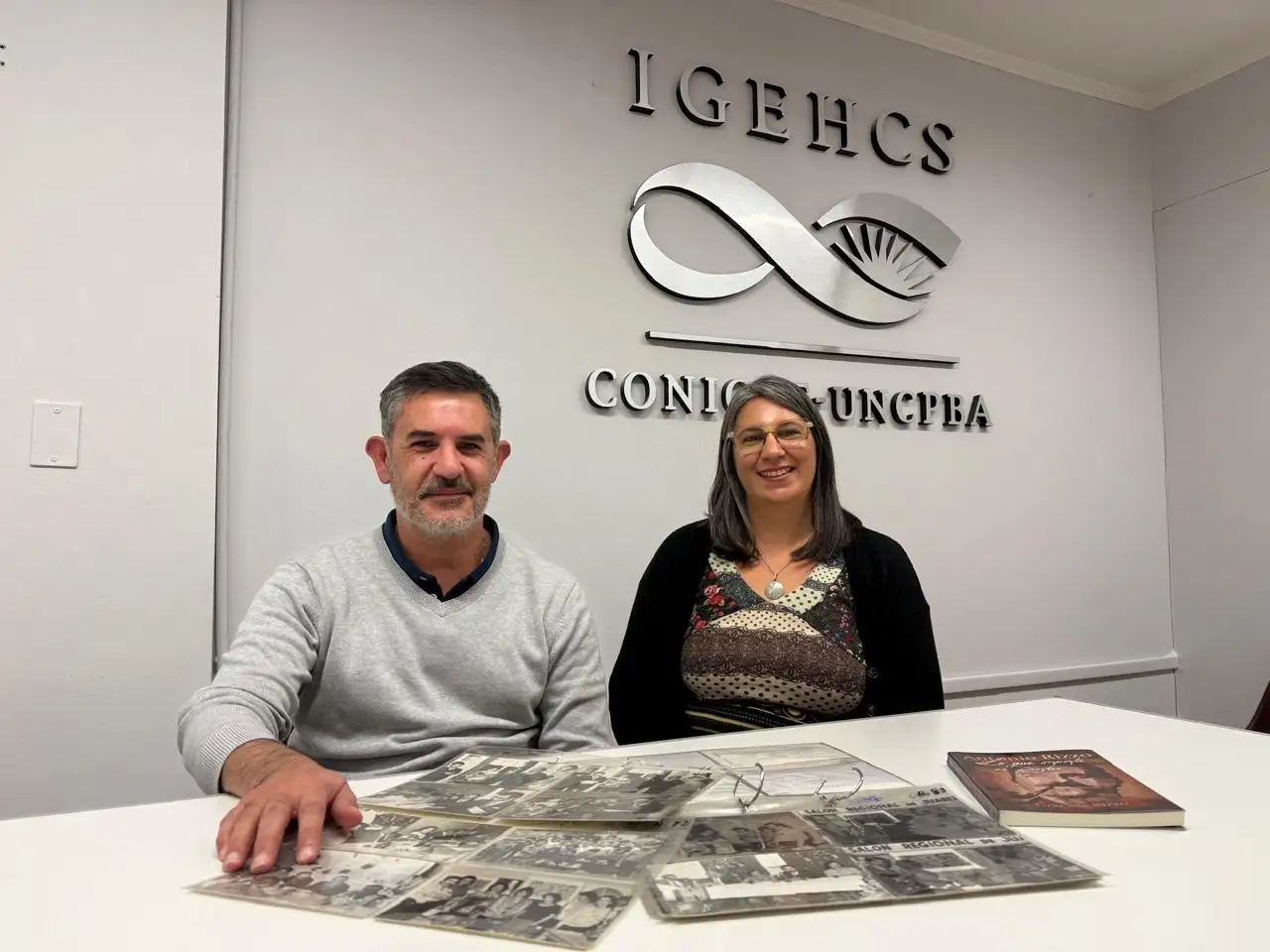 Luciano di Salvo y Florencia Ramón, los responsables del archivo del CeGEHCS.