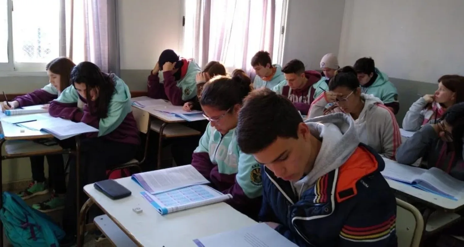 Además de proponer un examen integrador al final del secundario, la mega ley establece la difusión de los resultados de las evaluaciones de las pruebas Aprender a familias y escuelas.