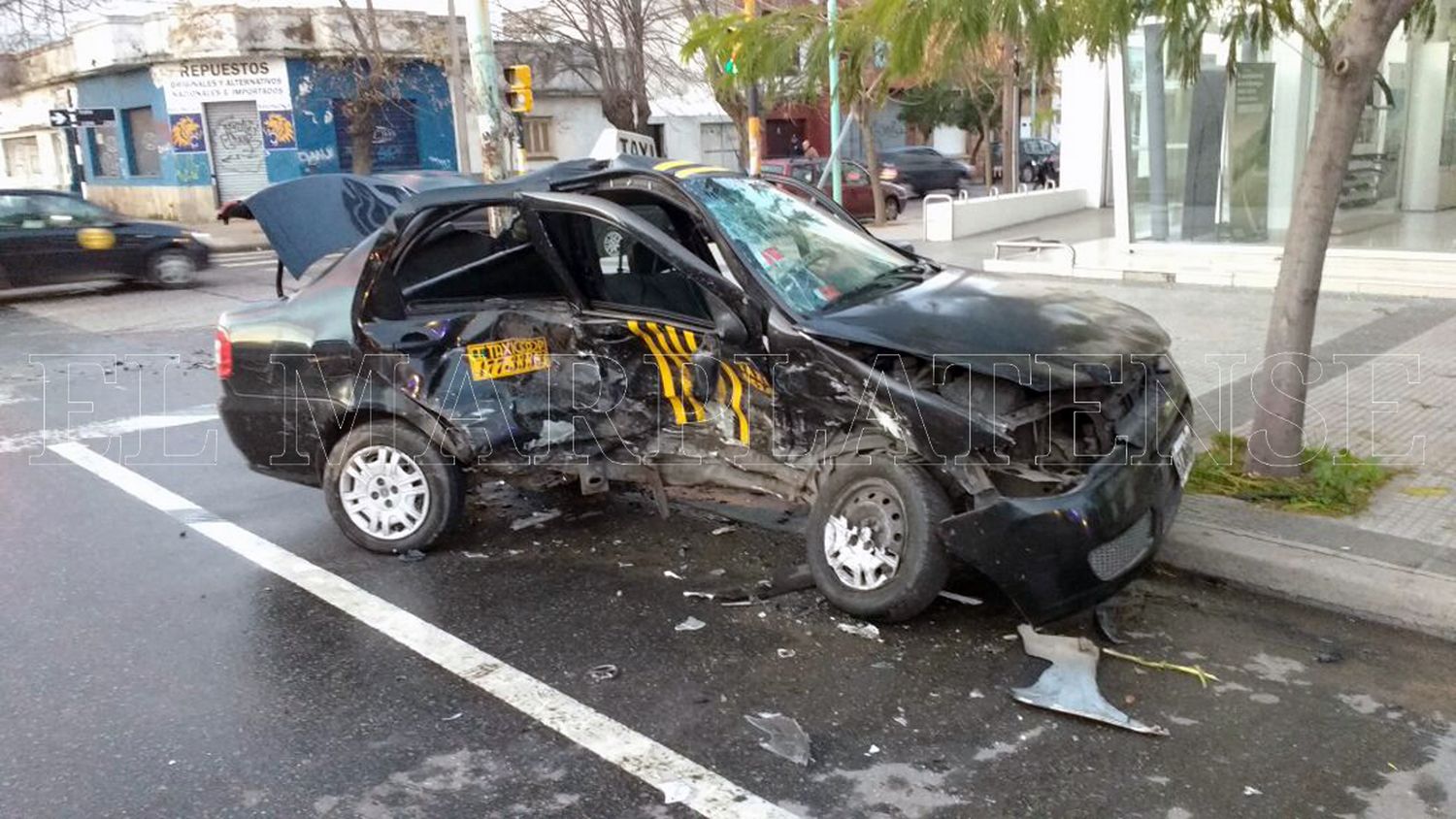 Persecución y choque en Colón e Italia: un taxi quedó destruido