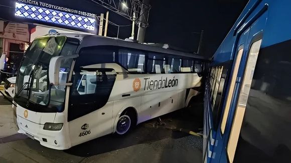 El tren Roca embistió a un micro en Monte Grande: 12 heridos y demoras en el servicio