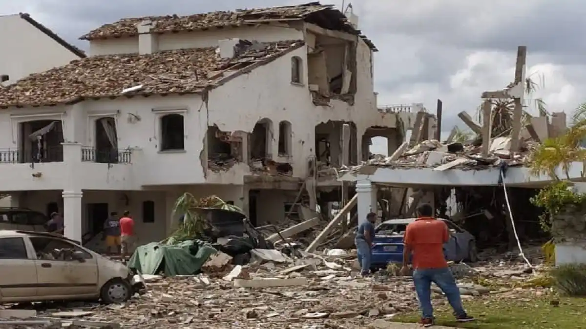 VERSIÓN OFICIAL: Acumulación de gases causó explosión y dos muertes en Lechería (+ Video)