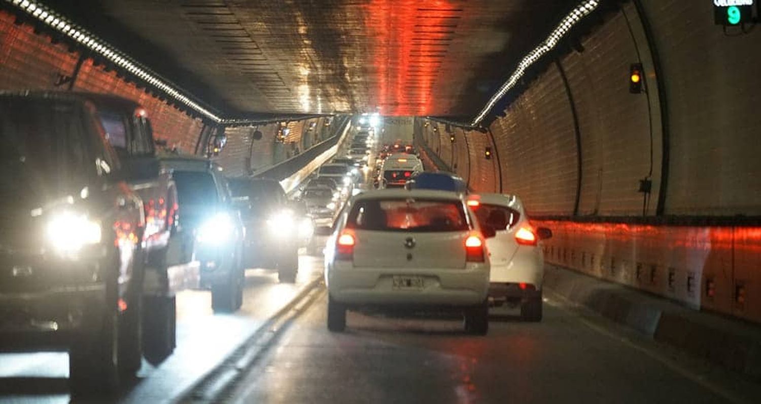 Por la Fiesta de Disfraces y el recital de Calamaro prevén demoras para cruzar el Túnel Subfluvial