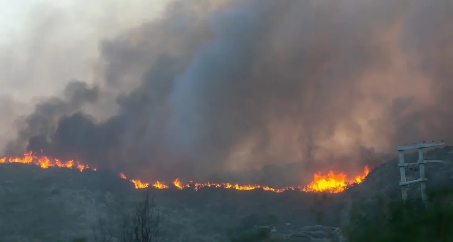 El fuego se inició entre las localidades de Cabalango y Tanti.