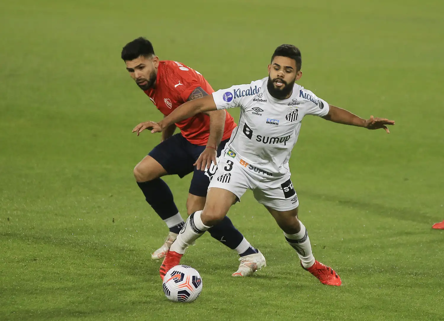 Se disputan el balón Silvio Romero y Jonatan.