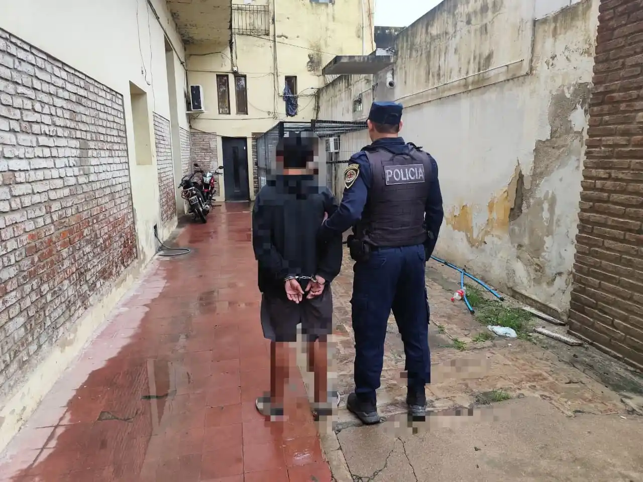 El joven detenido era trasladado a sede policial.