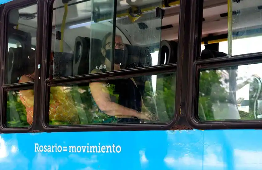 Una empresa rosarina deberá indemnizar a una mujer que perdió un dedo cuando intentaba bajarse de un colectivo