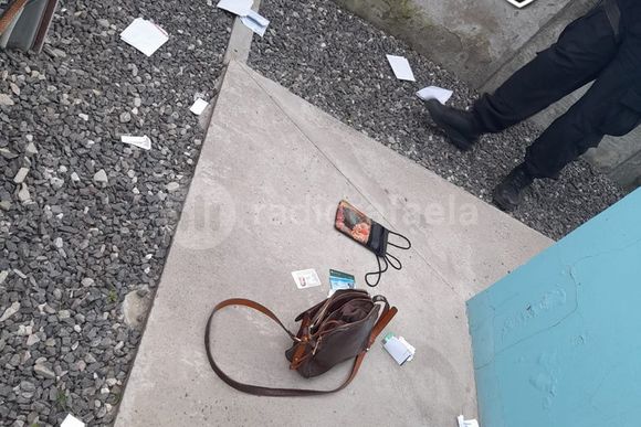 En el patio, encontró una cartera y documentos que no eran suyos