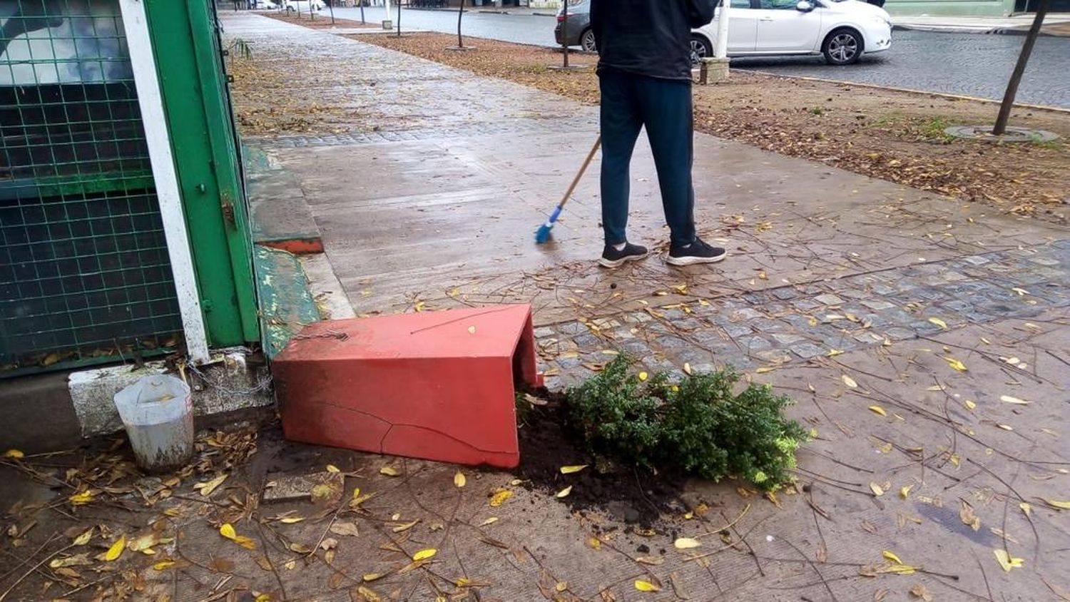 Rompieron una maceta del kiosco.