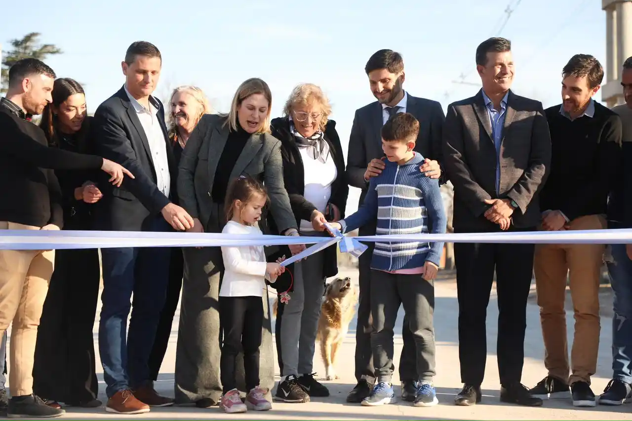 El momento del corte de cinta para inaugurar la obra.