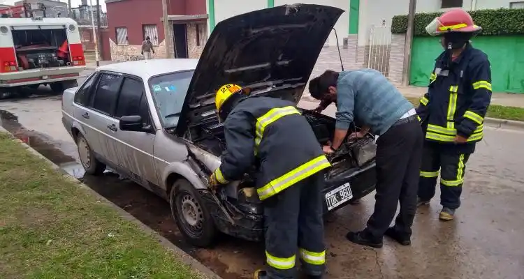 Se incendió un auto mientras transitaba por inmediaciones del hospital