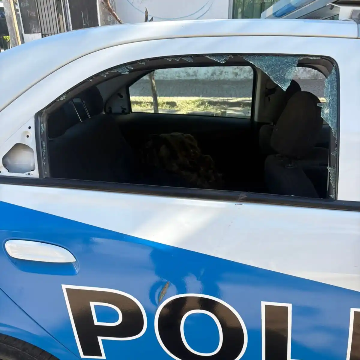 Destrozó el vidrio de un patrullero y atacó a policías tras robar una bicicleta: terminó detenido