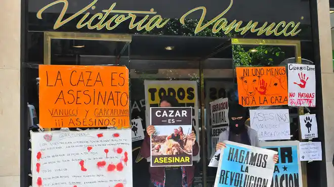 Proteccionistas y vecinos realizaron un escrache frente al local de Vanucci