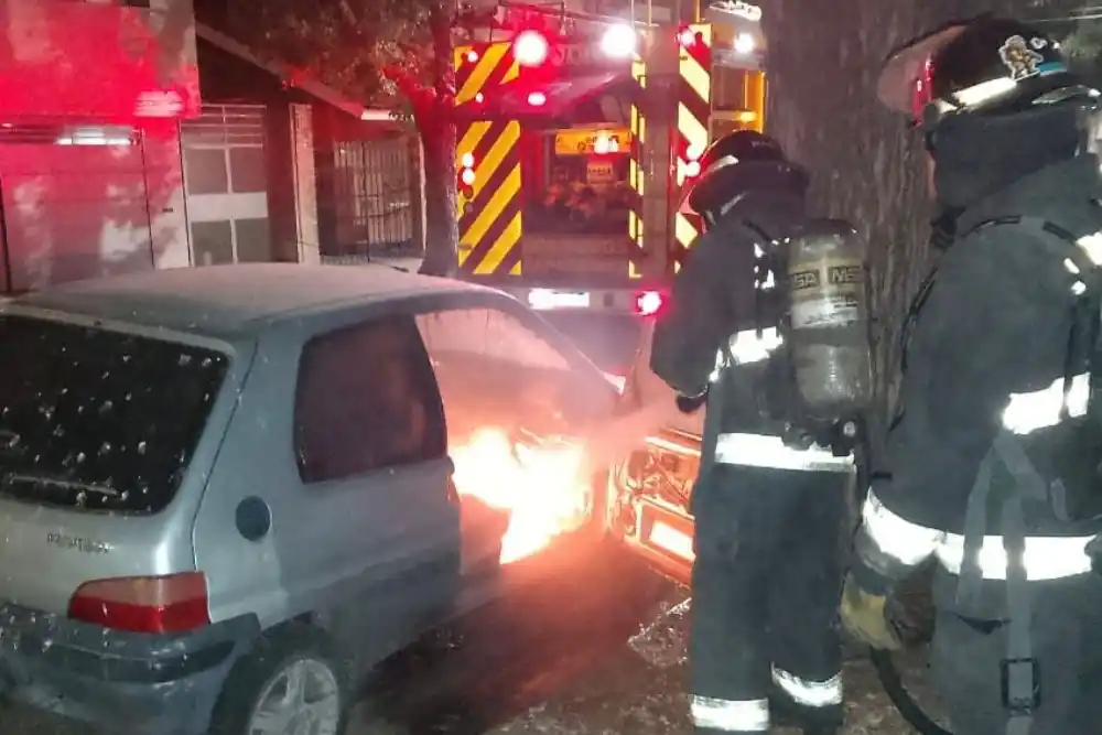 Un auto se prendió fuego en el macrocentro e investigan si fue un incendio intencional