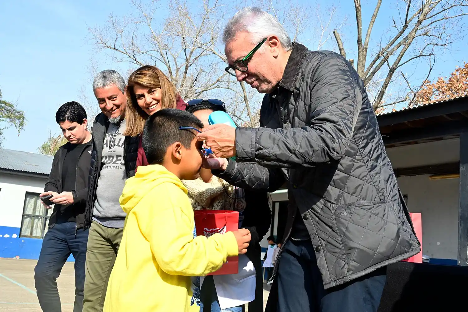 Zamora entregó anteojos a los alumnos
