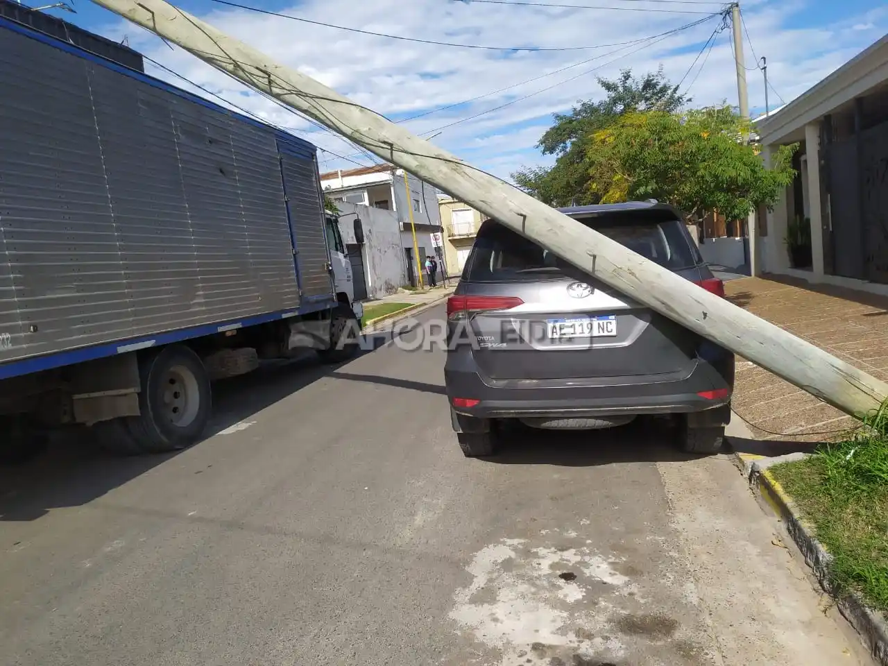 Un camión volteó postes a lo largo de tres cuadras: una camioneta estacionada fue dañada