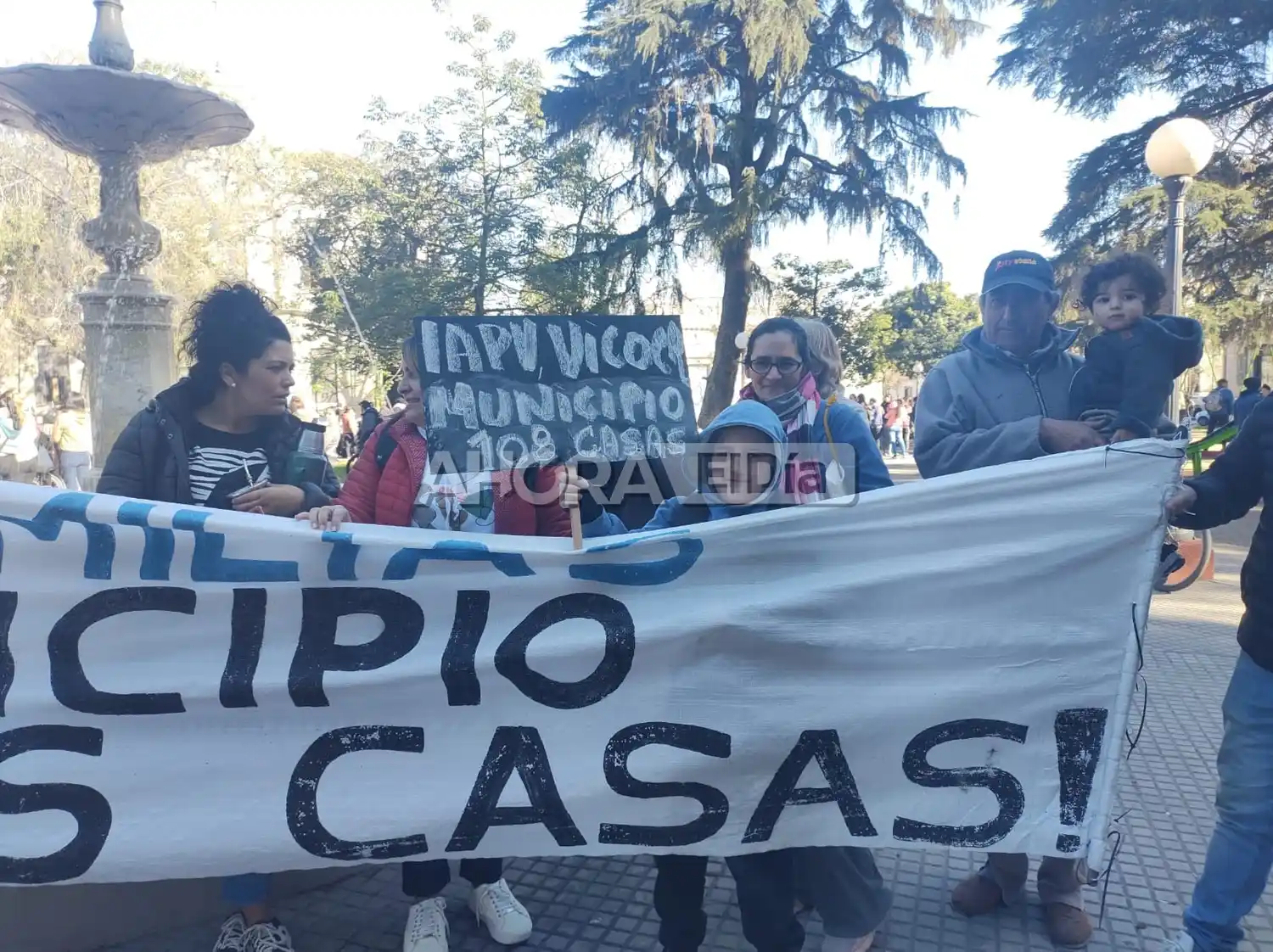 Dos marchas simultáneas frente al Municipio: ¿Qué reclaman?