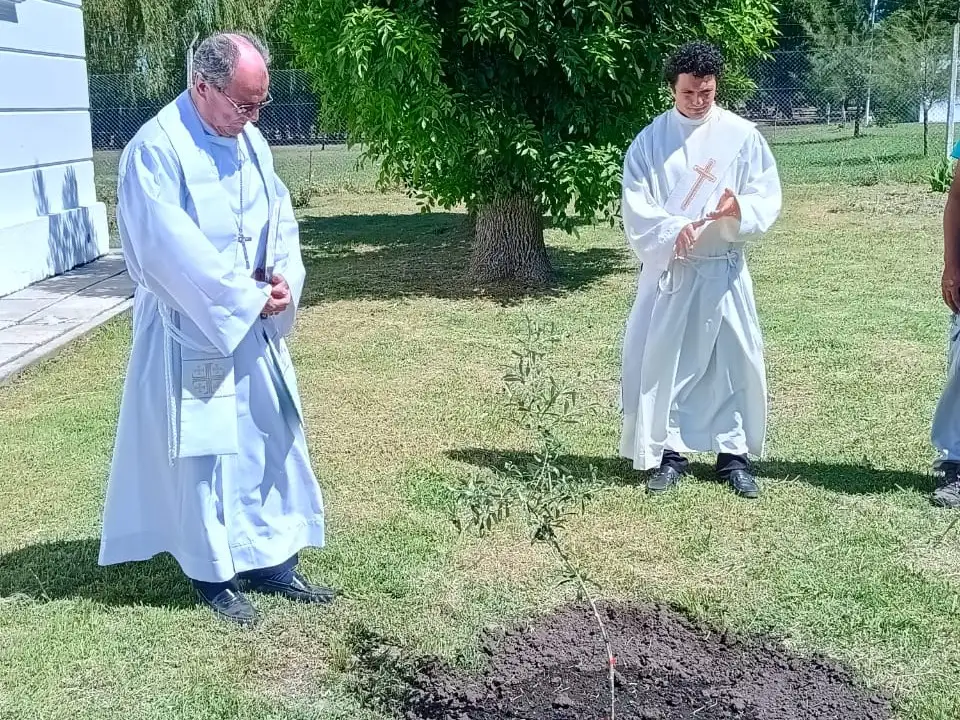 El obispo Hugo Manuel Salaberry, en la plantación de un olivo al reinaugurar la capilla en la cárcel de General Alvear.