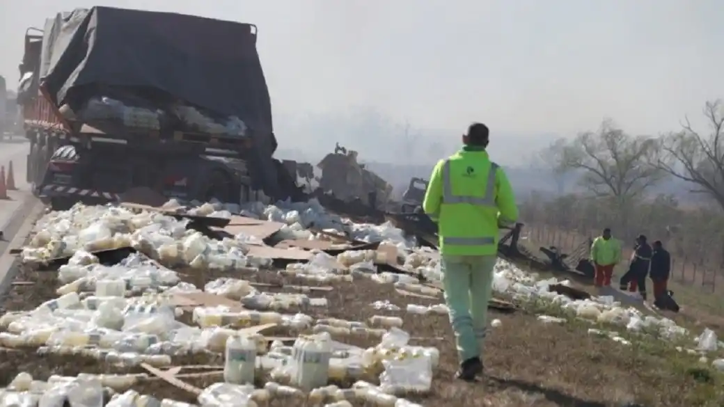 Murieron dos camioneros en choque sobre el enlace vial Victoria-Rosario