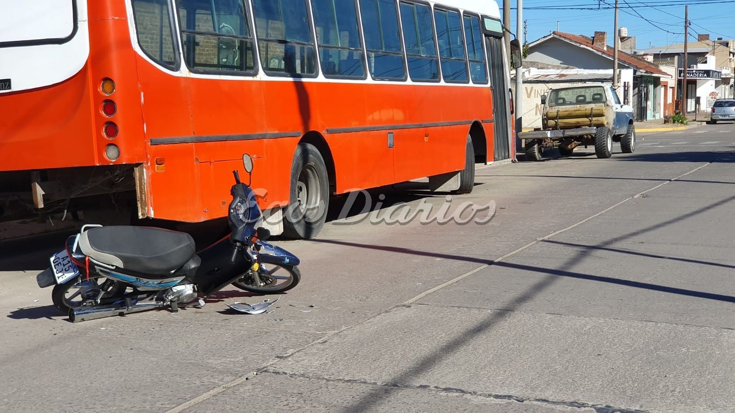 La camioneta chocada y la moto